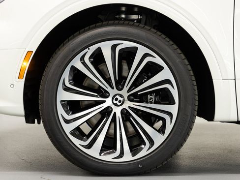 New 2026 Bentley Bentayga AWD/4WD image 16
