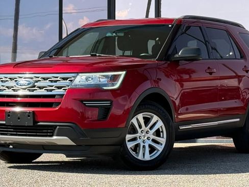 Used 2018 Ford Explorer XLT AWD/4WD image 2