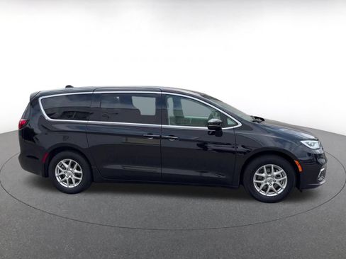 Used 2024 Chrysler Pacifica Touring-L FWD image 16