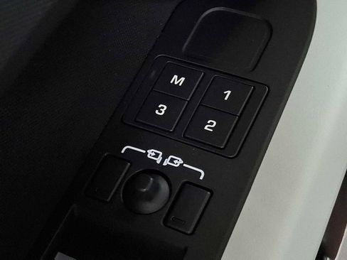 Used 2023 Land Rover Defender 130 SE image 26