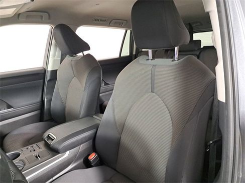 Used 2023 Toyota Highlander LE image 21