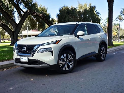 Used 2023 Nissan Rogue SV FWD image 2