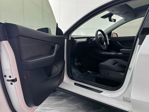 Used 2022 Tesla Model Y Long Range AWD/4WD image 16