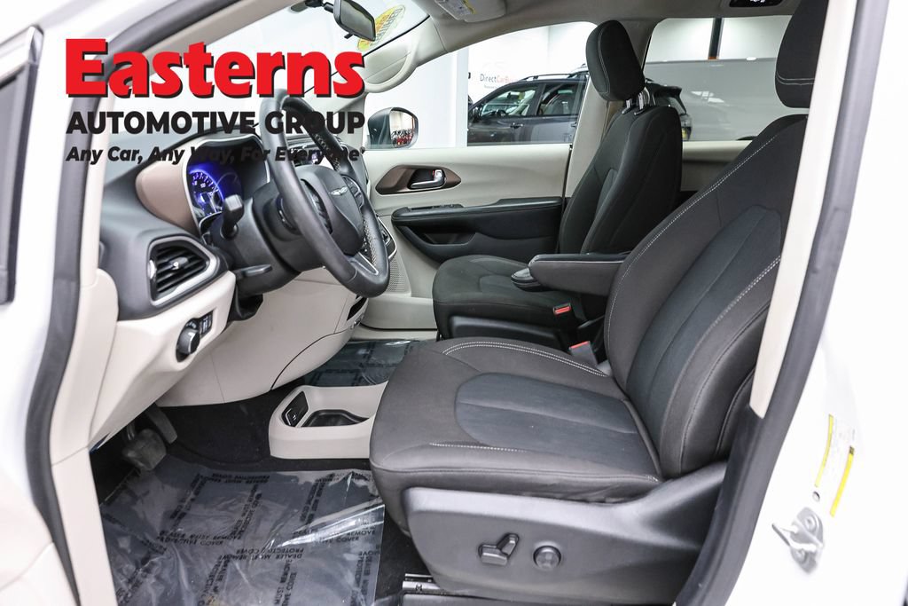Used 2022 Chrysler Voyager LX FWD image 16
