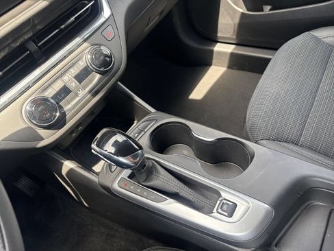 Used 2025 Buick Envista Preferred FWD image 40