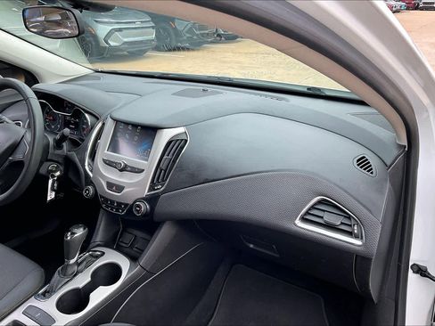 Used 2018 Chevrolet Cruze LS image 17