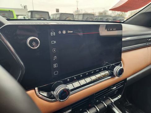 Used 2025 GMC Canyon AT4 w/ Technology Plus Package image 17