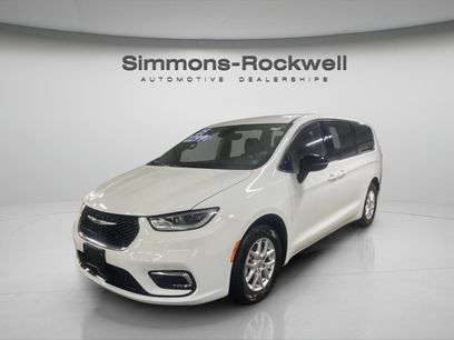 Used 2025 Chrysler Pacifica Select