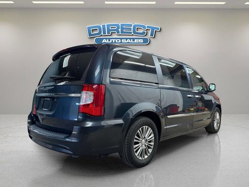 Used 2014 Chrysler Town & Country Touring image 6
