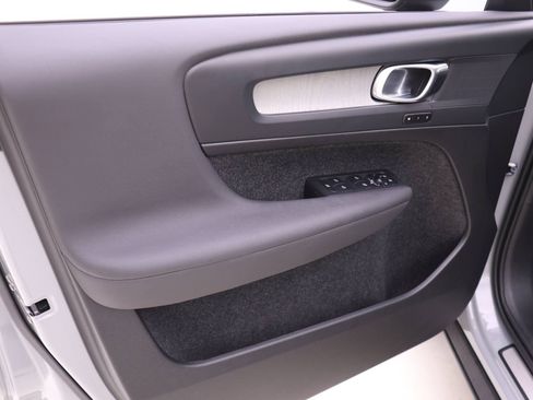 Certified 2025 Volvo XC40 B5 Plus w/ Protection Package Premier image 13