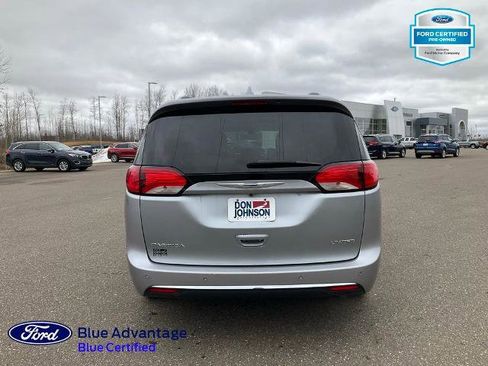 Used 2020 Chrysler Pacifica Limited image 26