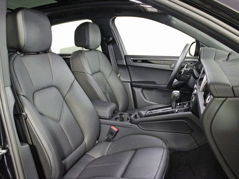 Certified 2025 Porsche Macan AWD/4WD image 39