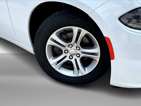Used 2019 Dodge Charger SXT image 2