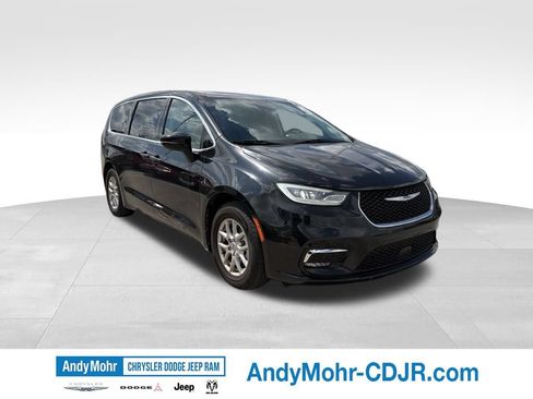 Used 2024 Chrysler Pacifica Touring-L FWD image 1