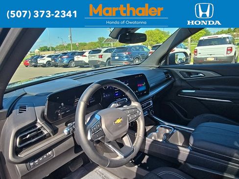 Used 2025 Chevrolet Traverse LT image 9