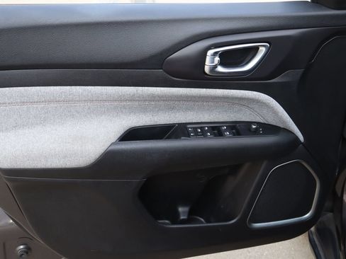 Used 2022 Jeep Compass Latitude AWD/4WD image 19