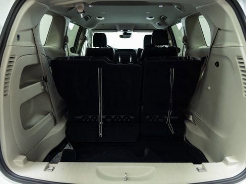 Used 2024 Chrysler Pacifica Touring-L image 9