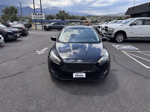 Used 2018 Ford Focus SE w/ SE Appearance Package FWD image 2