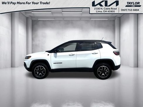 Used 2025 Jeep Compass Trailhawk AWD/4WD image 16