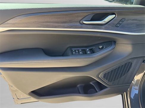 New 2025 Jeep Grand Cherokee Limited w/ Black Appearance Package image 11