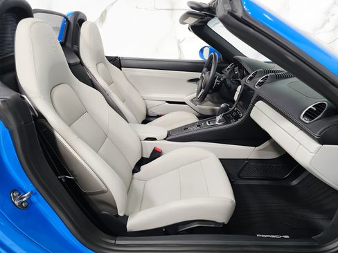 Used 2024 Porsche 718 Boxster RWD image 3