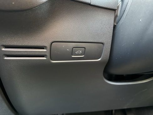 Certified 2025 Volvo XC40 B5 Plus image 30