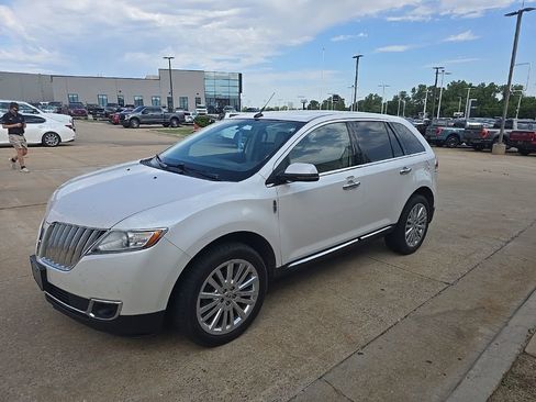 Used 2012 Lincoln MKX FWD image 3