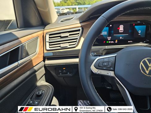 Used 2024 Volkswagen Atlas SE w/ Panoramic Sunroof Package FWD image 17