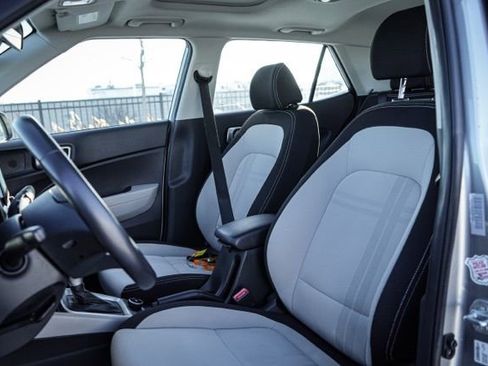 Used 2023 Hyundai Venue SEL image 14
