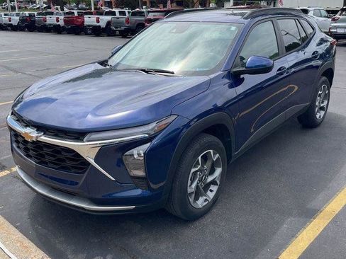 Used 2024 Chevrolet Trax LT w/ Driver Confidence Package FWD image 1