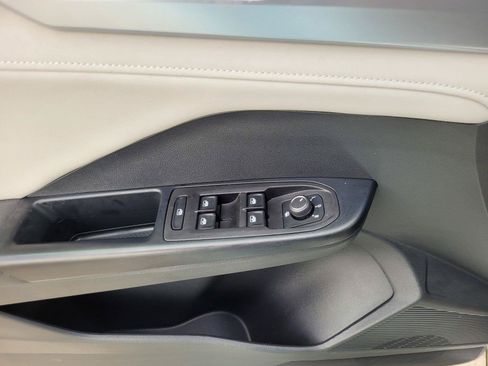 Certified 2025 Volkswagen Taos SE FWD image 23
