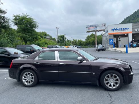Used 2005 Chrysler 300 C w/ Navigation & Sound Group II RWD image 5