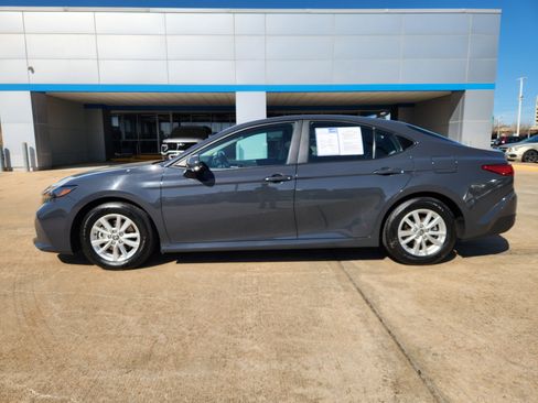 Used 2025 Toyota Camry LE image 5