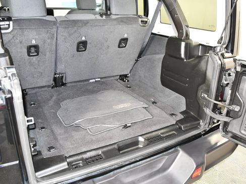 Used 2025 Jeep Wrangler Unlimited Sahara AWD/4WD image 39