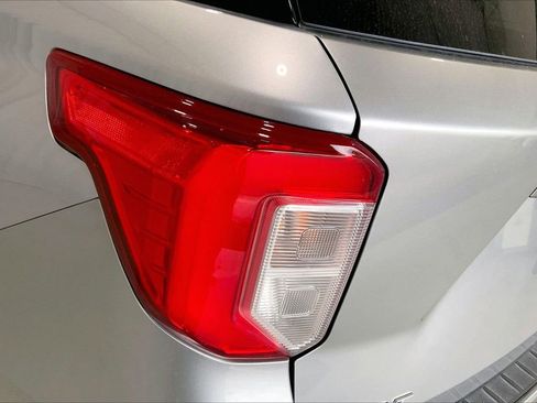 Used 2022 Ford Explorer XLT w/ Equipment Group 202A RWD image 13