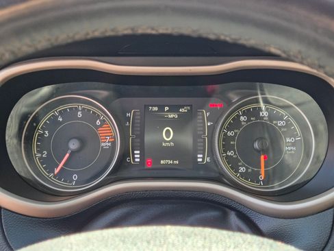Used 2017 Jeep Cherokee Latitude FWD image 16