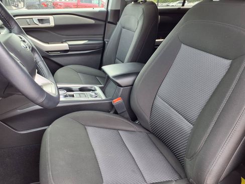 Used 2024 Ford Explorer XLT AWD/4WD image 3