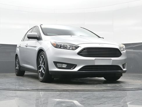 Used 2018 Ford Focus SE w/ SE Appearance Package FWD image 30