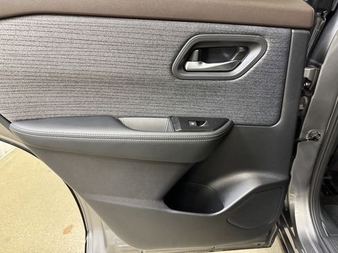 Used 2023 Nissan Rogue SV image 14