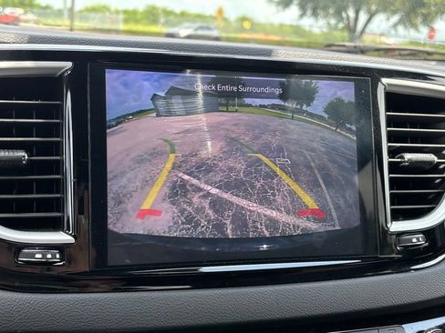 Used 2025 Chrysler Pacifica Select FWD image 10