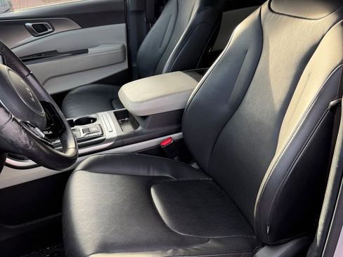 Used 2022 Kia Carnival LX FWD image 2