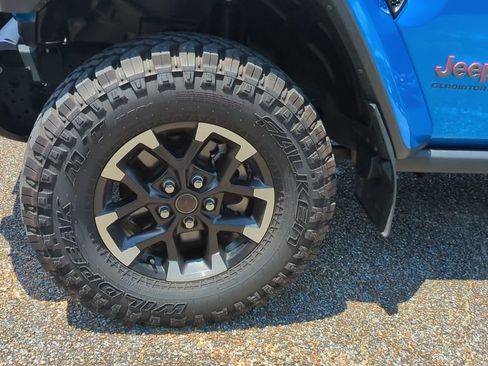 Used 2024 Jeep Gladiator Rubicon AWD/4WD image 11