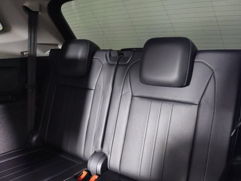 Used 2024 Volkswagen Tiguan SE FWD image 12