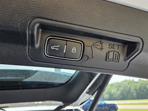 Used 2022 Ford Explorer Limited image 12