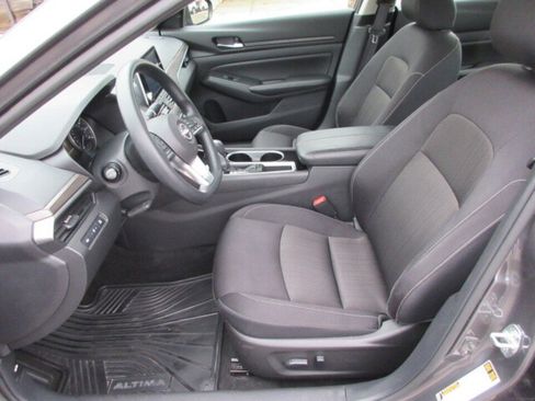 Used 2024 Nissan Altima 2.5 SV image 9
