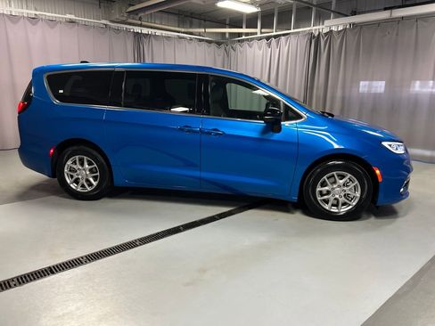 New 2026 Chrysler Pacifica Select image 8