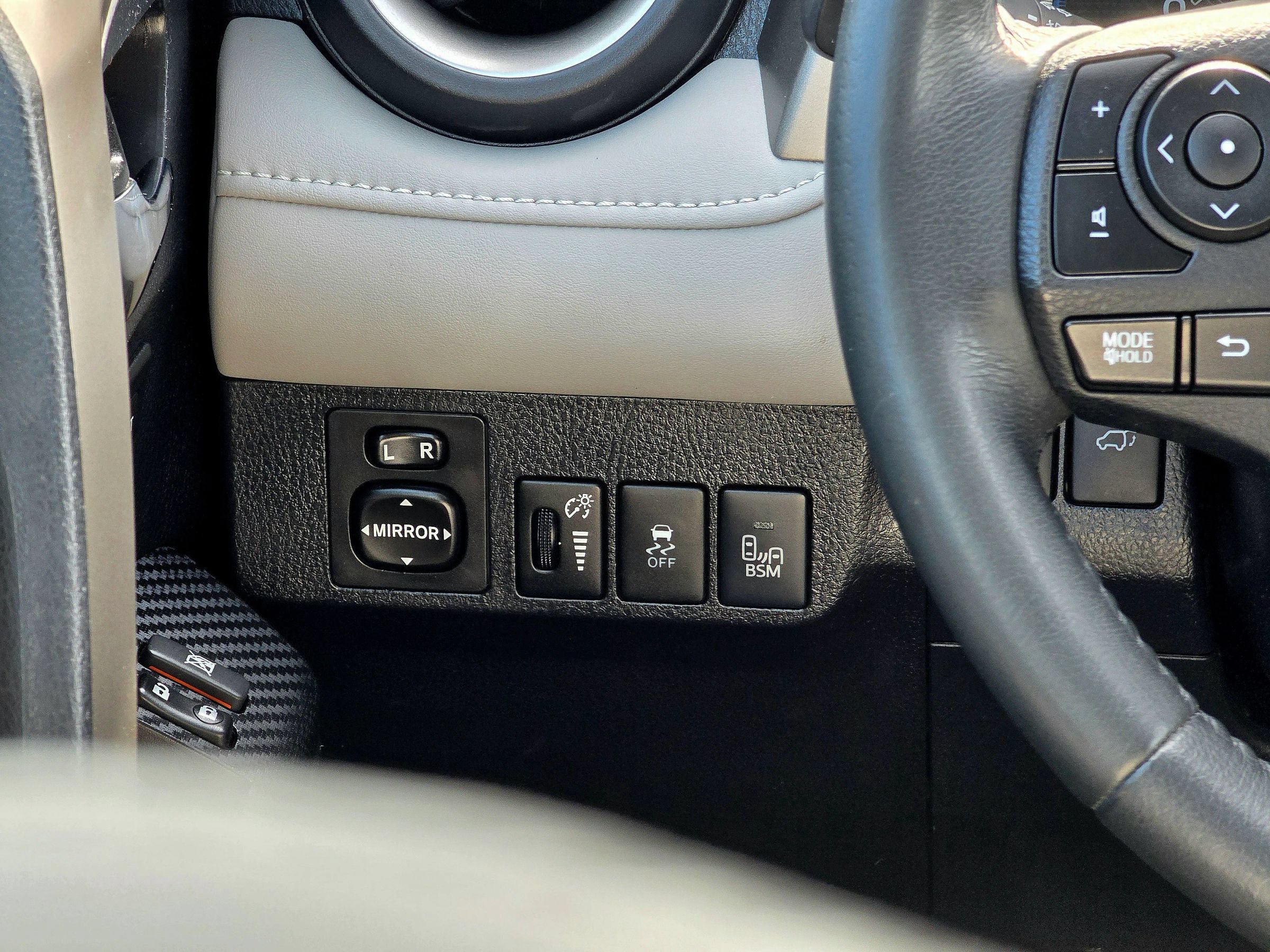 Used 2014 Toyota RAV4 Limited w/ Technology Package AWD/4WD image 27