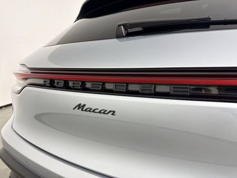 Certified 2024 Porsche Macan AWD/4WD image 19
