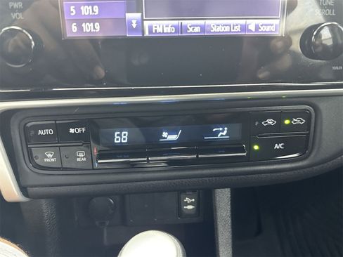 Used 2017 Toyota Corolla LE image 27