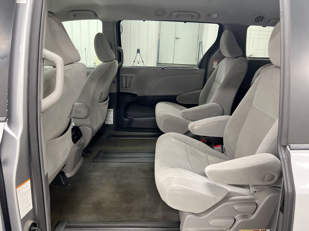Used 2018 Toyota Sienna LE FWD image 21